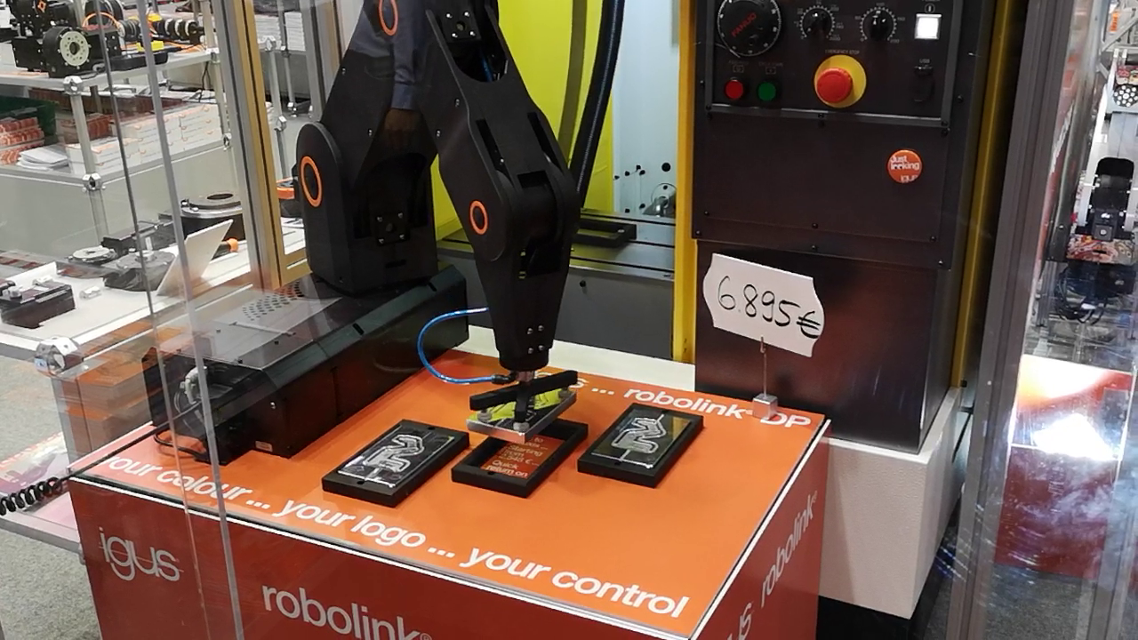 Carregamento e descarregamento de um centro de usinagem Fanuc Robodrill